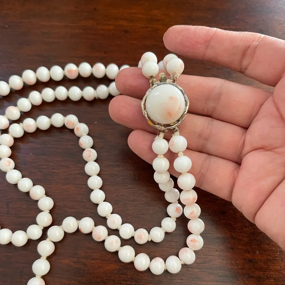 1950s two strand Japanese faux angel skin coral bead necklace - Picture 5 of 9